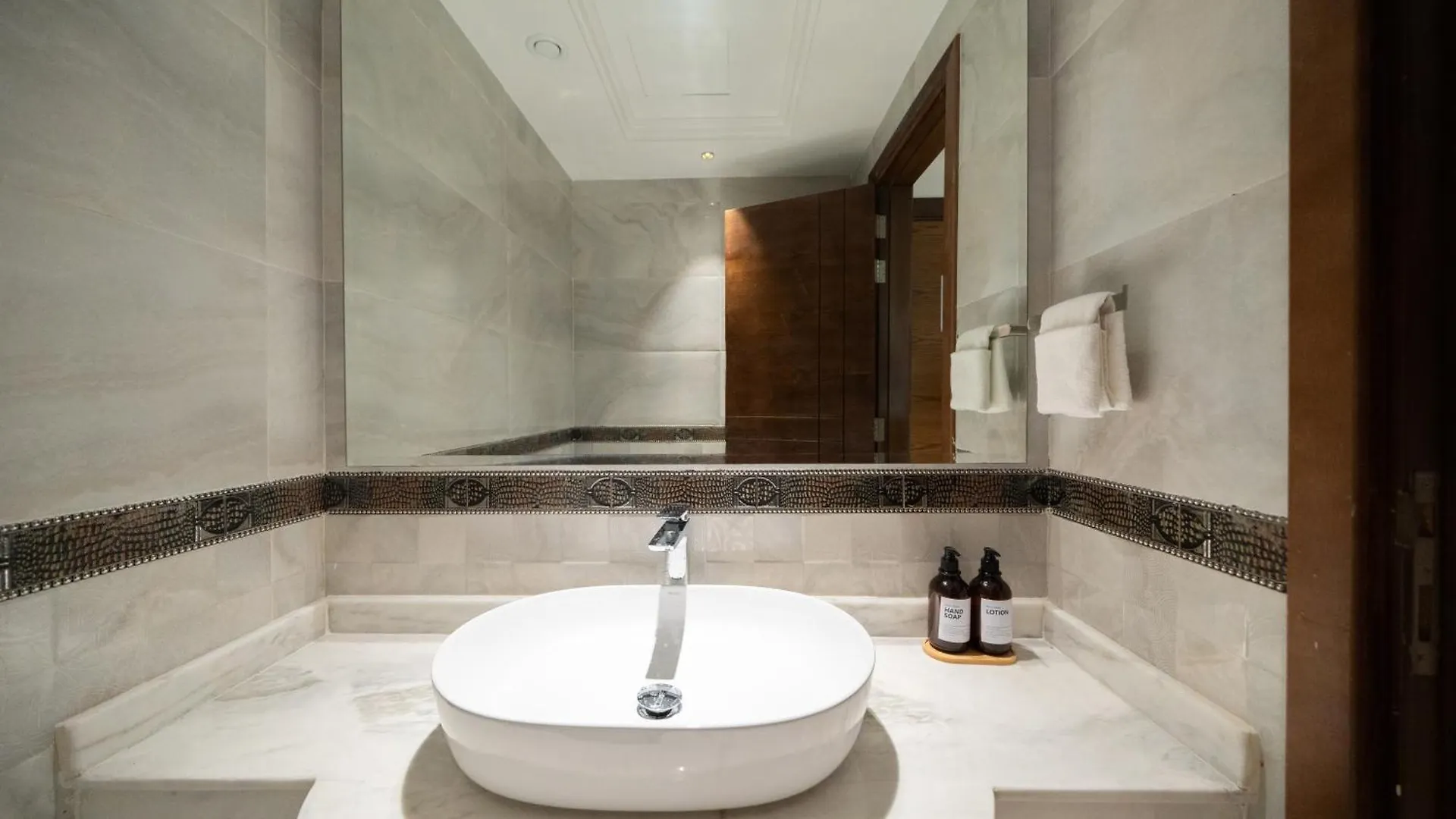 Luxe Spacious 1 Bedroom Apartment Dubai